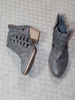 Qupid  Size 7 Gray Faux Suede Zip 2" Block Heel Almond Toe Ankle Bootie